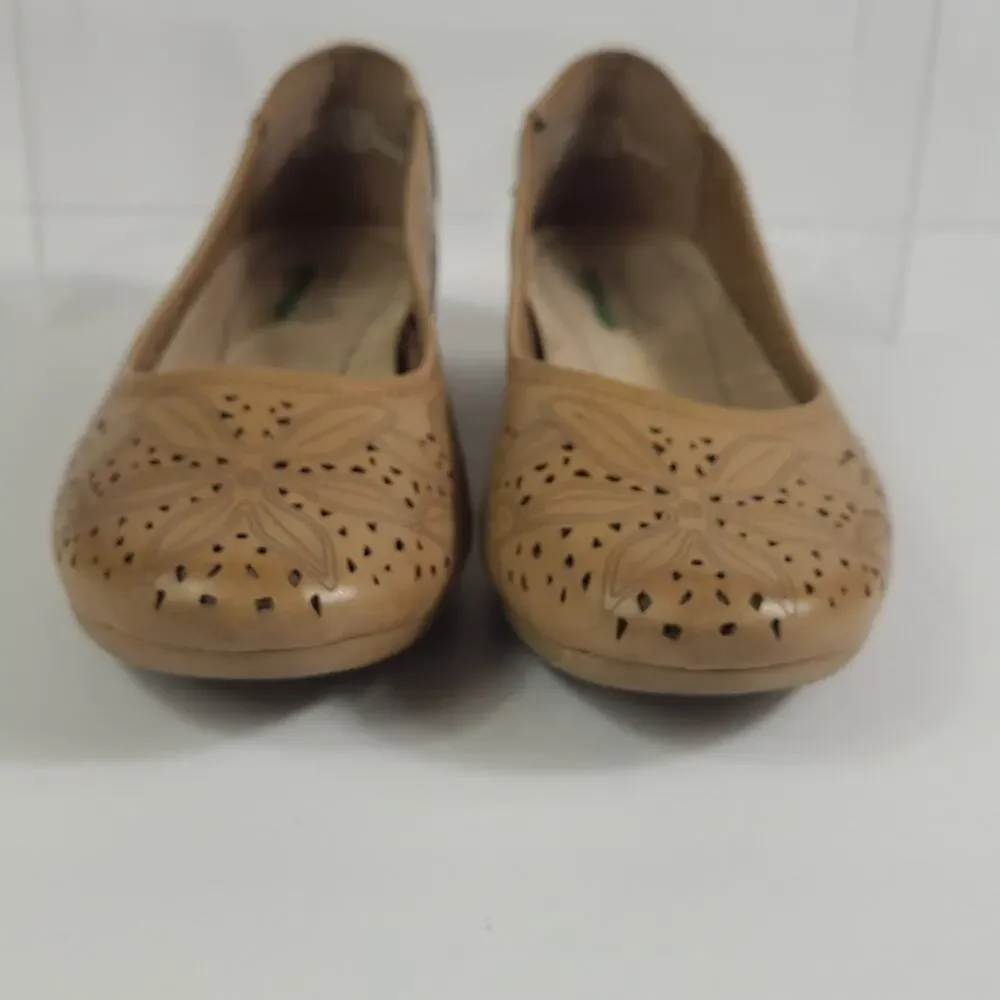 BareTraps Mariah SZ 6.5M Flats Laser Cut Memory Foam Comfort Tan Vegan